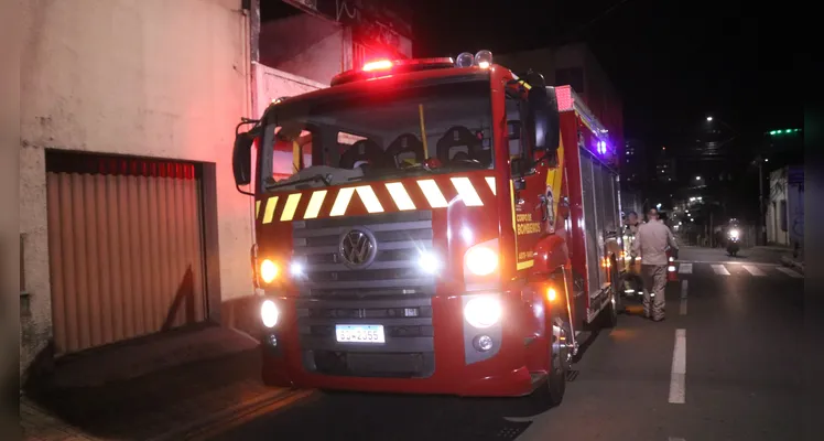 Incêndio em edificação mobiliza Corpo de Bombeiros em Ponta Grossa