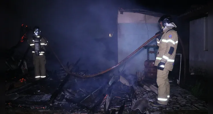 Bombeiros foram acionados por volta das 00h52 desta sexta-feira (31) para combater o fogo em residência