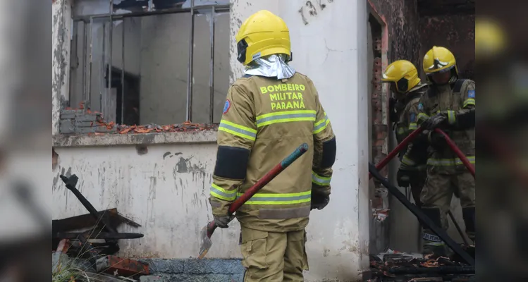 Fogo destrói residência abandonada em Uvaranas