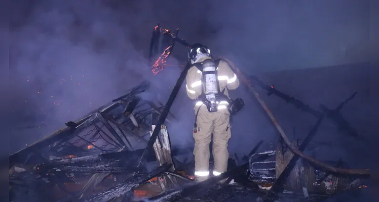 Bombeiros foram acionados por volta das 00h52 desta sexta-feira (31) para combater o fogo em residência