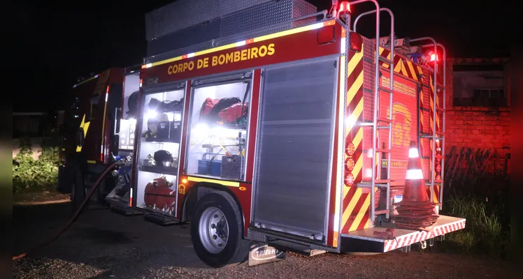 Equipe Auto Bomba Tanque Resgate (ABTR) do Corpo de Bombeiros esteve no local para apagar o fogo