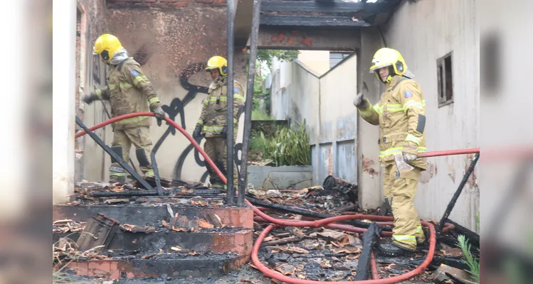 Fogo destrói residência abandonada em Uvaranas