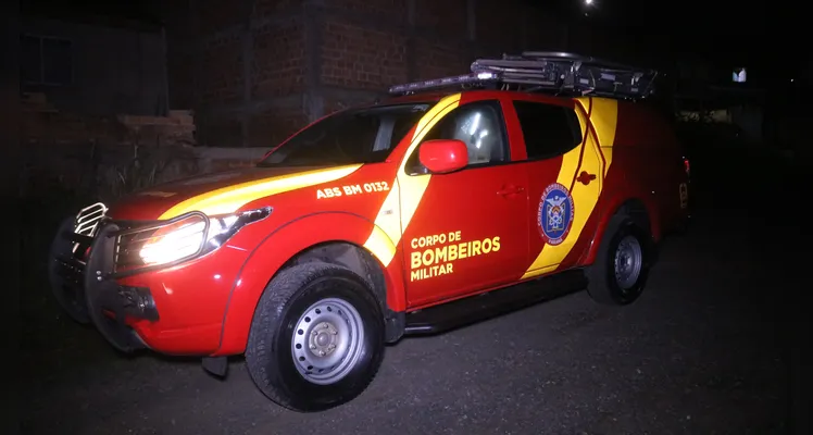 Equipe Auto Bomba Tanque Resgate (ABTR) do Corpo de Bombeiros esteve no local para apagar o fogo