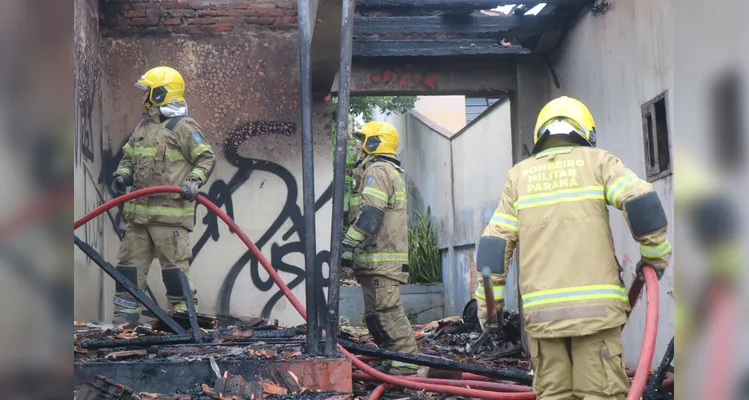 Fogo destrói residência abandonada em Uvaranas