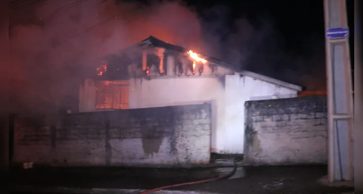 Incêndio aconteceu na noite desse domingo (12)