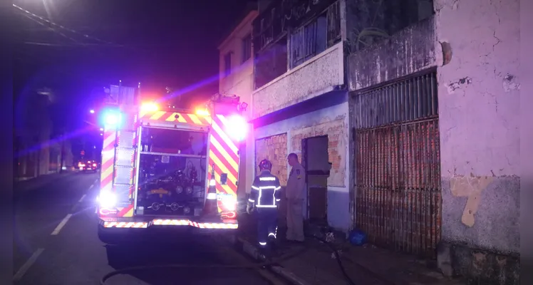 Incêndio em edificação mobiliza Corpo de Bombeiros em Ponta Grossa