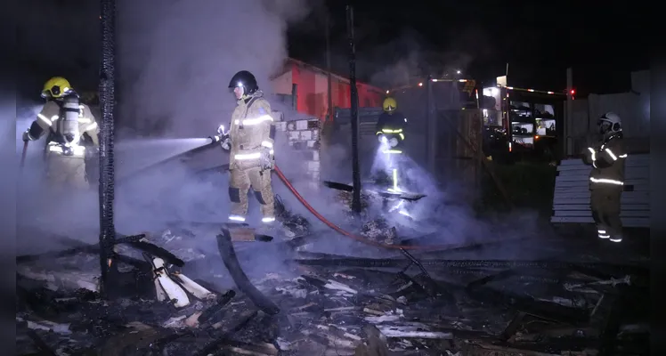 Equipe Auto Bomba Tanque Resgate (ABTR) do Corpo de Bombeiros esteve no local para apagar o fogo