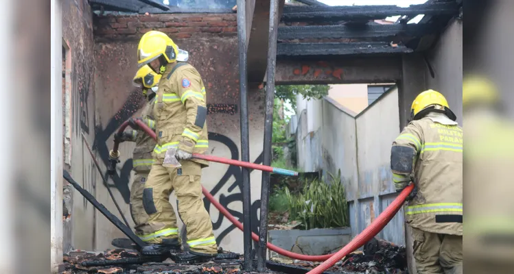 Fogo destrói residência abandonada em Uvaranas