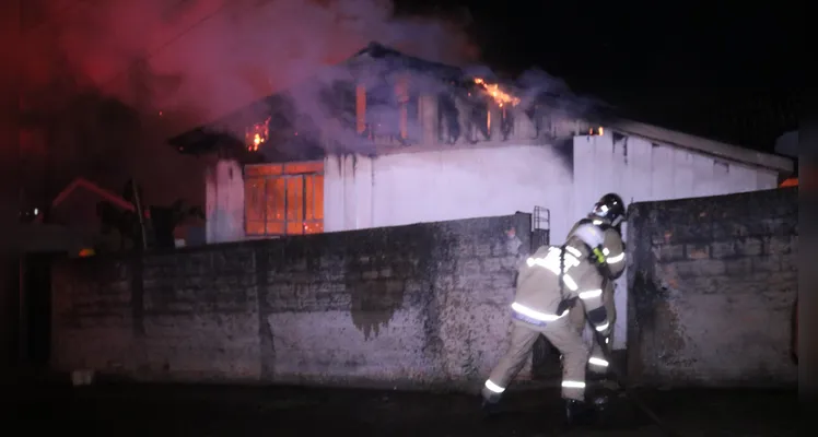 Incêndio aconteceu na noite desse domingo (12)