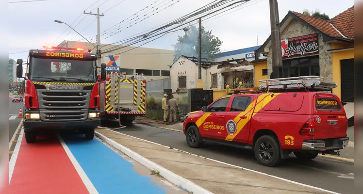 Fogo destrói residência abandonada em Uvaranas