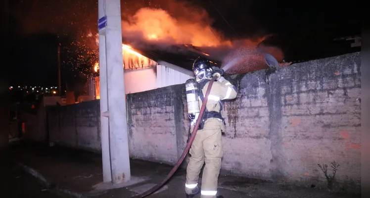 Incêndio aconteceu na noite desse domingo (12)