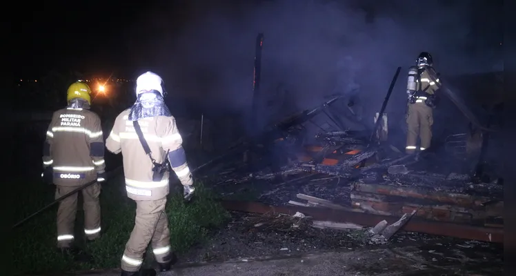 Bombeiros foram acionados por volta das 00h52 desta sexta-feira (31) para combater o fogo em residência