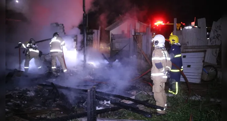 Equipe Auto Bomba Tanque Resgate (ABTR) do Corpo de Bombeiros esteve no local para apagar o fogo