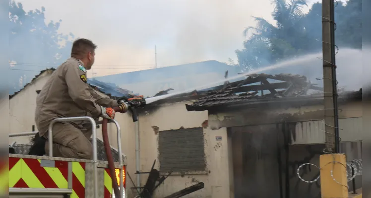 Fogo destrói residência abandonada em Uvaranas