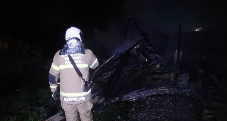 Bombeiros foram acionados por volta das 00h52 desta sexta-feira (31) para combater o fogo em residência