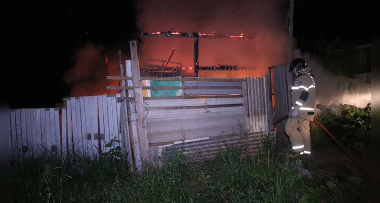 Equipe Auto Bomba Tanque Resgate (ABTR) do Corpo de Bombeiros esteve no local para apagar o fogo