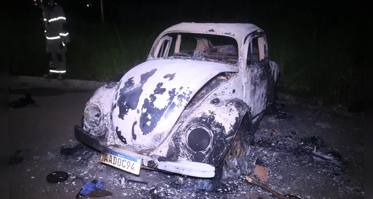 Fogo destrói carro no Residencial Recanto Verde em Ponta Grossa