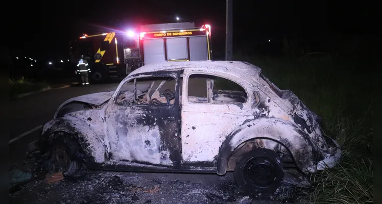 Fogo destrói carro no Residencial Recanto Verde em Ponta Grossa