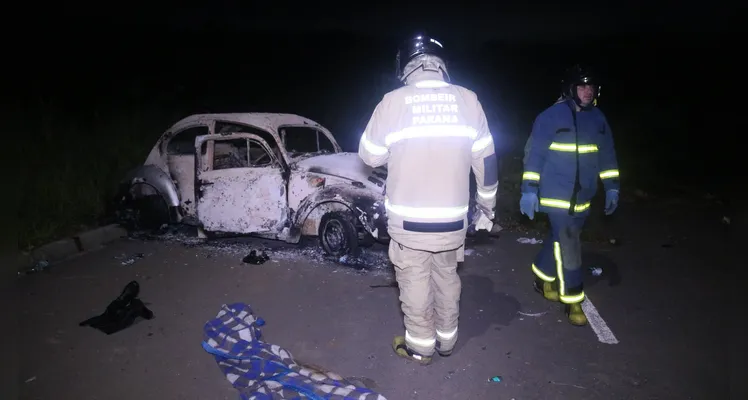 Fogo destrói carro no Residencial Recanto Verde em Ponta Grossa