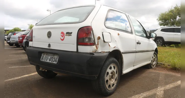 Gol com alerta de furto é abandonado no pátio do Hospital Regional