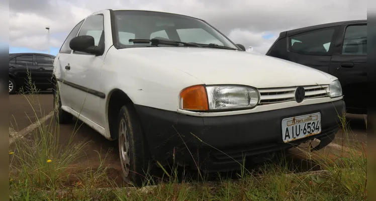 Gol com alerta de furto é abandonado no pátio do Hospital Regional