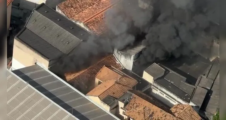 Fogo atinge prédio de três andares na Rua Roberto Silva, em Ramos, na zona norte do Rio