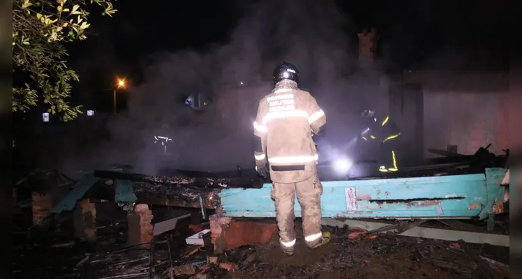 Incêndio atingiu residência de madeira na Vila São Francisco, em Uvaranas