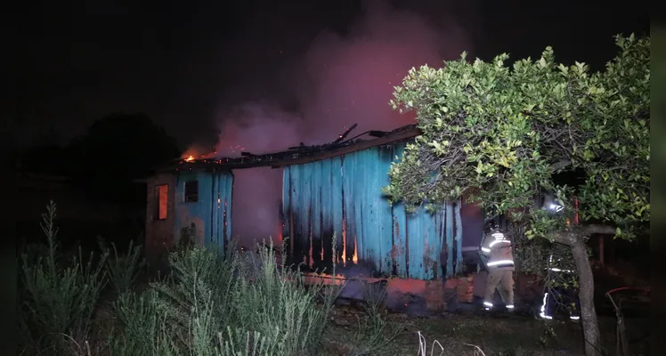 Incêndio atingiu residência de madeira na Vila São Francisco, em Uvaranas