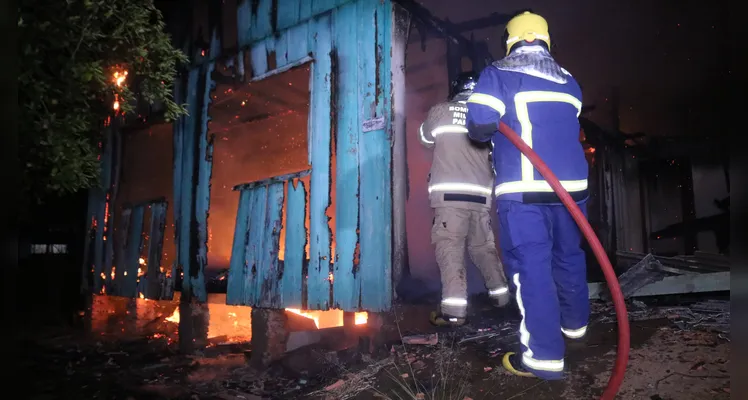 Incêndio atingiu residência de madeira na Vila São Francisco, em Uvaranas