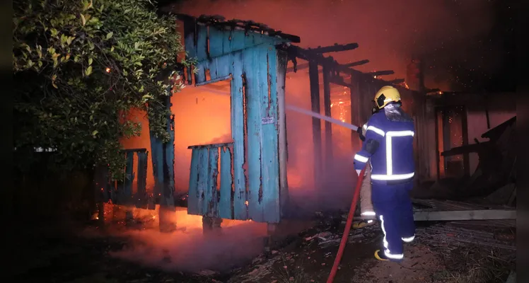 Incêndio atingiu residência de madeira na Vila São Francisco, em Uvaranas