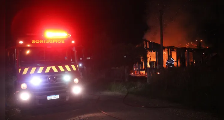 Incêndio atingiu residência de madeira na Vila São Francisco, em Uvaranas