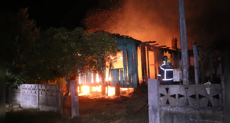 Incêndio atingiu residência de madeira na Vila São Francisco, em Uvaranas