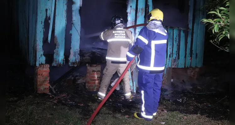 Incêndio atingiu residência de madeira na Vila São Francisco, em Uvaranas