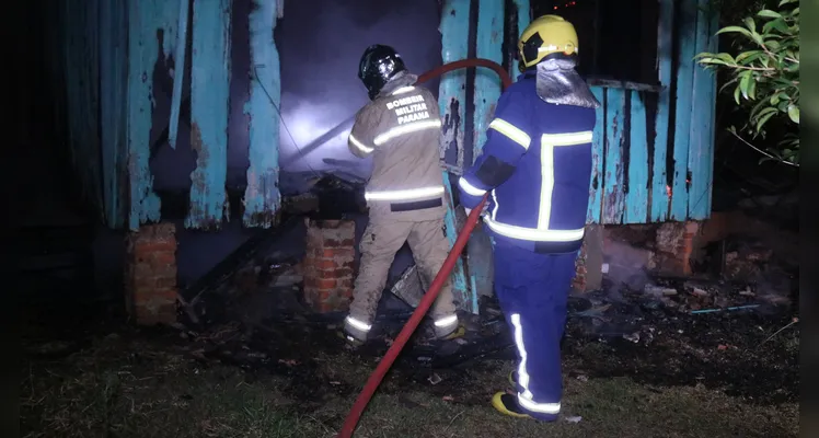 Incêndio atingiu residência de madeira na Vila São Francisco, em Uvaranas