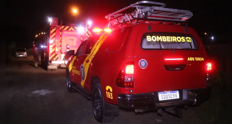 Incêndio atingiu residência de madeira na Vila São Francisco, em Uvaranas