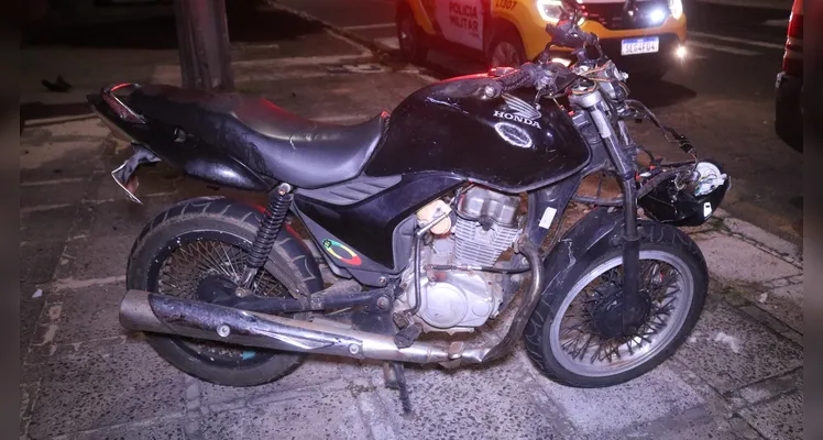 Motocicleta foi recolhida pela Polícia Militar por não haver responsável no local pelo veículo