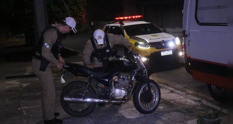 Motocicleta foi recolhida pela Polícia Militar por não haver responsável no local pelo veículo