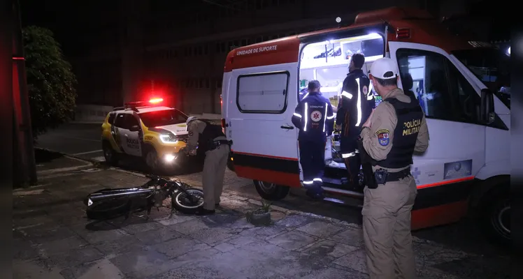 Motociclista apresentou ferimentos graves e foi socorrido por equipes de duas ambulâncias