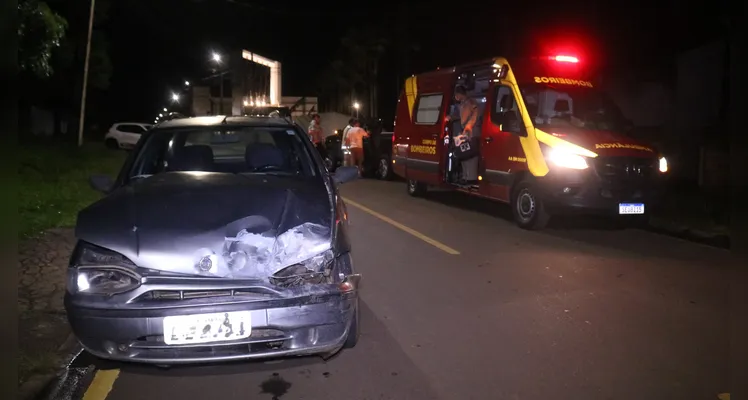 Acidente com dois veículos aconteceu na madrugada deste sábado (01), em Ponta Grossa