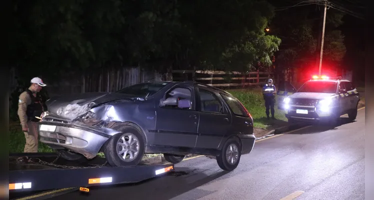 Acidente com dois veículos aconteceu na madrugada deste sábado (01), em Ponta Grossa