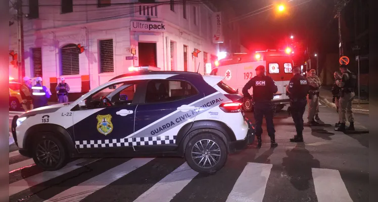 Acidente aconteceu na madrugada desta quarta-feira (22) no Centro de Ponta Grossa