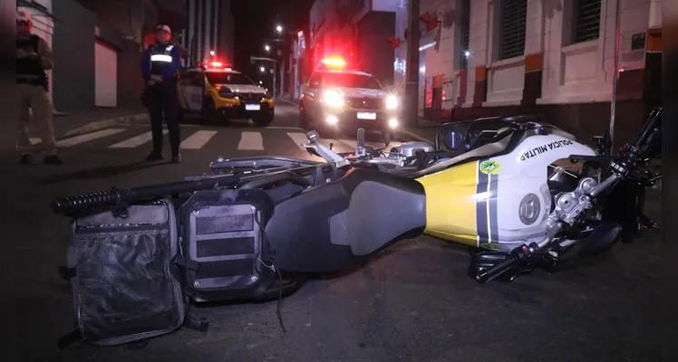 Acidente aconteceu na madrugada desta quarta-feira (22) no Centro de Ponta Grossa