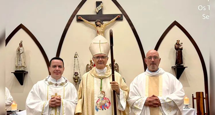 Padre Alvaro e padre Glauco cuidarão juntos da paróquia. Na foto com o bispo Dom Bruno