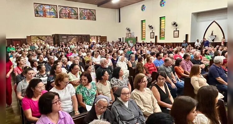 Muitos paroquianos fizeram questão de acompanhar a celebração na Paróquia Santo Antônio