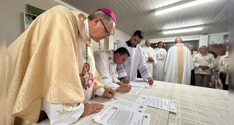 Padre Alvaro e Dom Bruno oficializam a posse do novo pároco