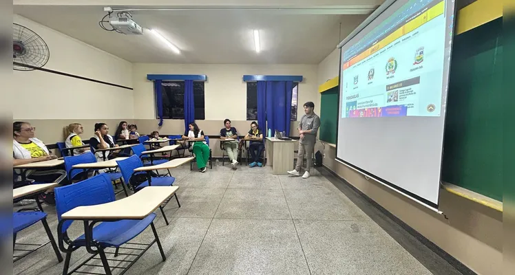 Os educadores participantes puderam explorar novas estratégias para integrar mídias digitais e novas tecnologias ao ensino