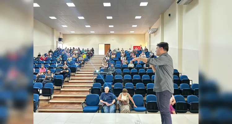 A formação, já tradicional no município, reuniu centenas de educadores no encontro