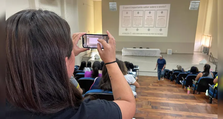 A formação, já tradicional no município, reuniu centenas de educadores no encontro