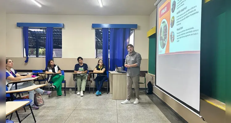 Os educadores participantes puderam explorar novas estratégias para integrar mídias digitais e novas tecnologias ao ensino