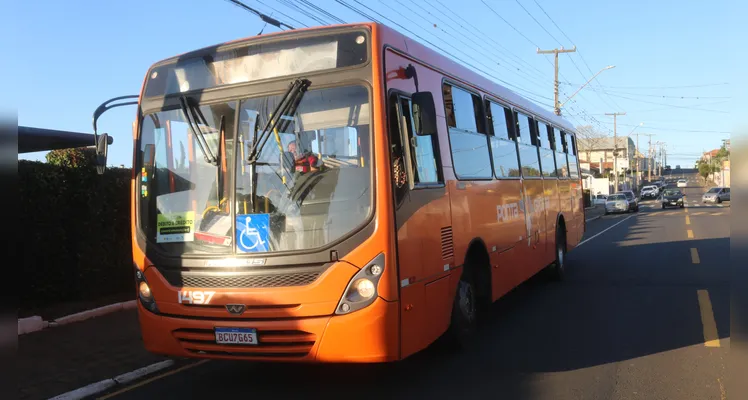 Acidente envolveu ônibus da linha Marina I.